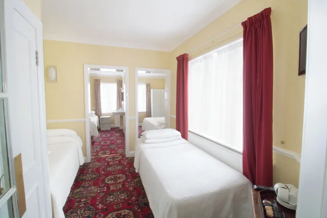 Family, 1 Double and 3 Single Beds، Balmoral House Hotel 2/4