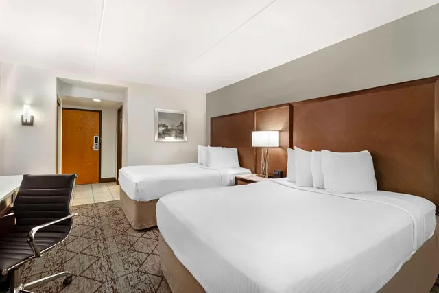 غرفة بسريرين كوين بإطلالة على المسبح، Best Western Plus Longbranch Hotel and Convention Center 2/4