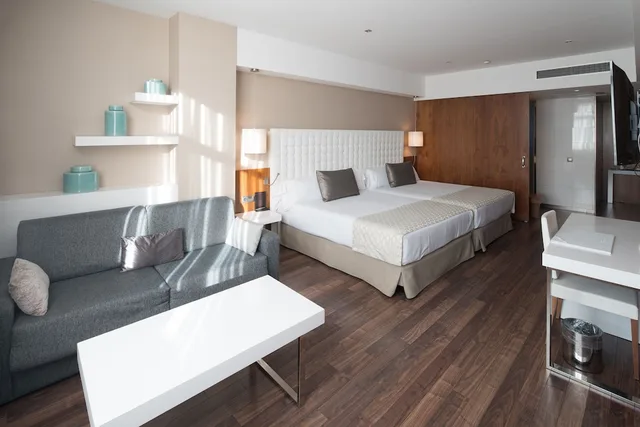 غرفة عائلية بسرير فردي وسريرين كوين، Hotel Catalonia Ramblas 5/7