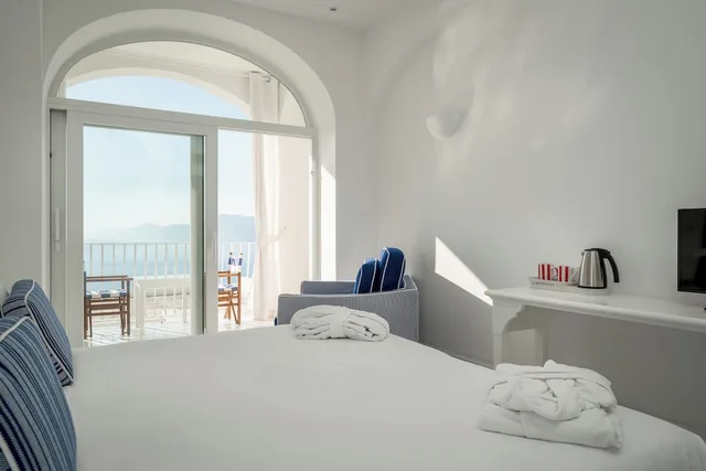 غرفة ديلوكس بسريرين منفصلين بإطلالة على البحر بشرفة، Hotel Tramonto d'Oro 10/10
