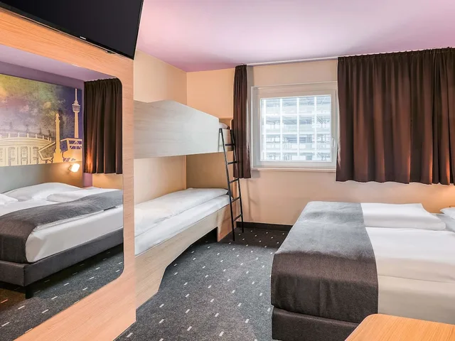 غرفة رباعية بسرير كوين وسرير بطابقين، B&B Stuttgart Vaihingen 1/4