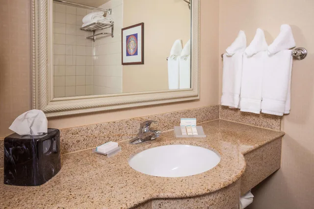 جناح بسريرين كوين بغرفة نوم واحدة مع أريكة، Hilton Garden Inn el Paso University 2/2