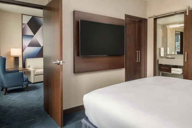 جناح بسريرين كوين بغرفتين مع أريكة، Embassy Suites By Hilton Seattle Downtown Pioneer Square 2/3