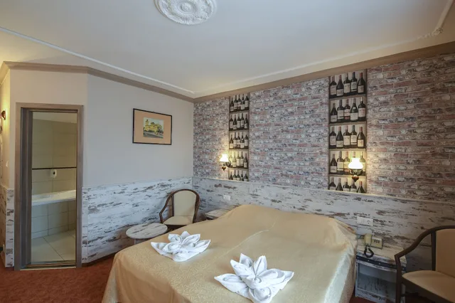 Vintage, Twin Beds، Hotel Korona Eger 2/4