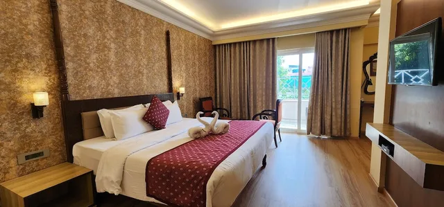 غرفة فاخرة بسريرين منفصلين بشرفة، Surya Hotel 2/4