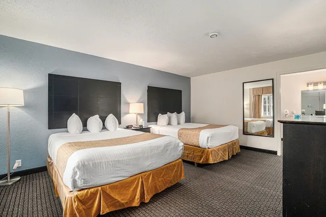 غرفة بسريرين كوين لذوي الإعاقة، Travelodge by Wyndham Traverse City MI 2/8