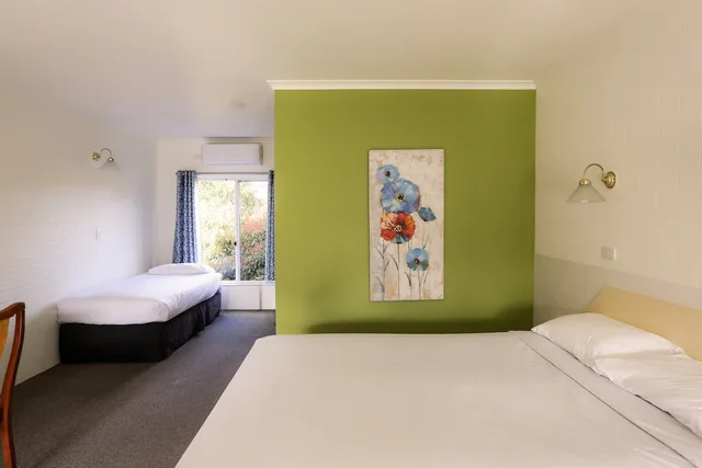 غرفة كلاسيكية بسرير كوين وسرير فردي، HEPBURN SPRINGS MOTOR INN 4/5