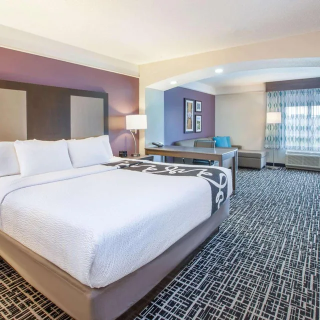 غرفة ديلوكس بسرير كينج، La Quinta Inn & Suites by Wyndham Cincinnati Airpt Florence 2/4