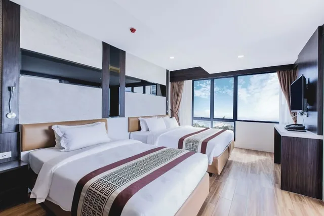 غرفة بريميوم ثلاثية بسرير كوين بحوض استحمام، Golden Jomtien Beach Hotel 5/7