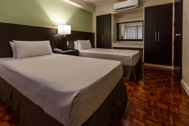 غرفة بريميير بسرير كوين وسريرين منفصلين بغرفتي نوم، Copacabana Apartment Hotel 2/8