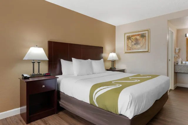 غرفة بزنس بسرير كينج بإطلالة على المسبح، Quality Inn & Suites Conference Center 6/8