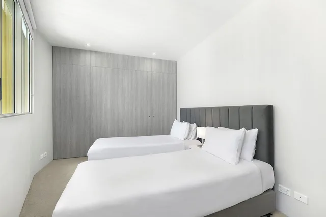 2 Bedrooms, Suite, King and Twin Beds, Ocean View, ULTIQA Air on Broadbeach 8/10