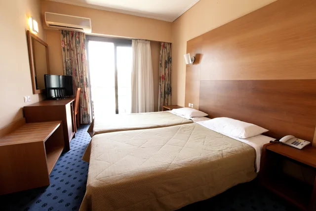 غرفة بسرير مزدوج أو سريرين منفصلين بإطلالة على البحر، Galaxy Hotel 2/4