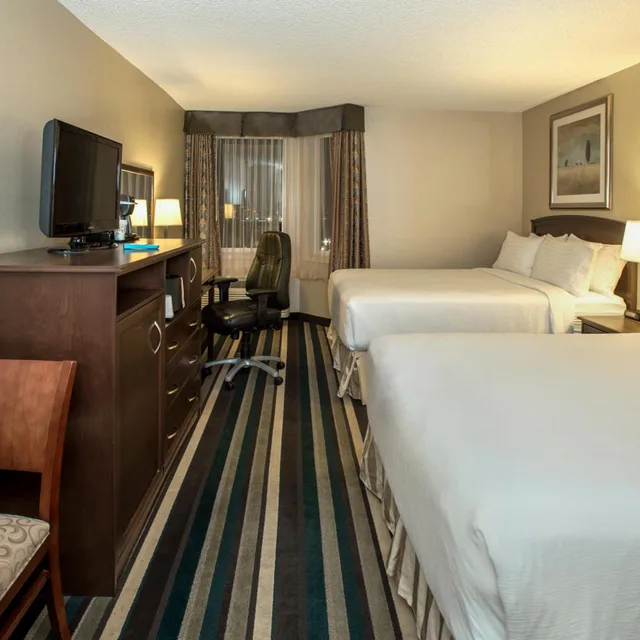 Room, 2 Beds, Holiday Inn Conference Ctr Edmonton South 6/9