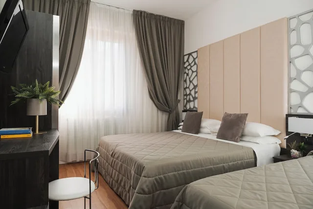 غرفة كلاسيكية ثلاثية بسرير مزدوج وسرير فردي، Hotel Re Enzo 5/8
