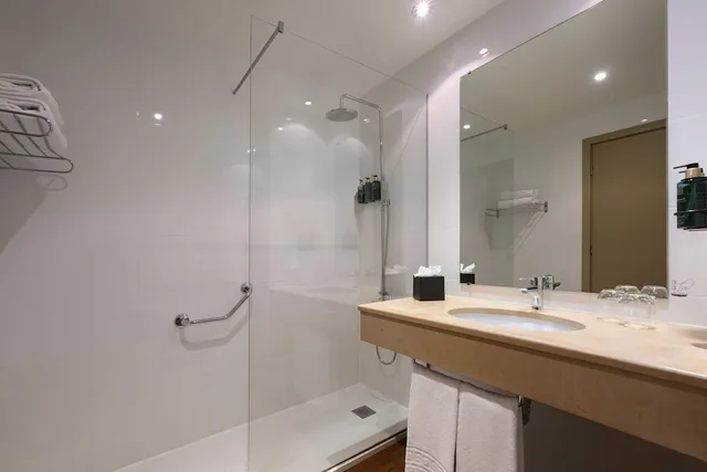غرفة بريميوم بسرير كوين بإطلالة على النهر، Melia Lisboa Oriente 4/4