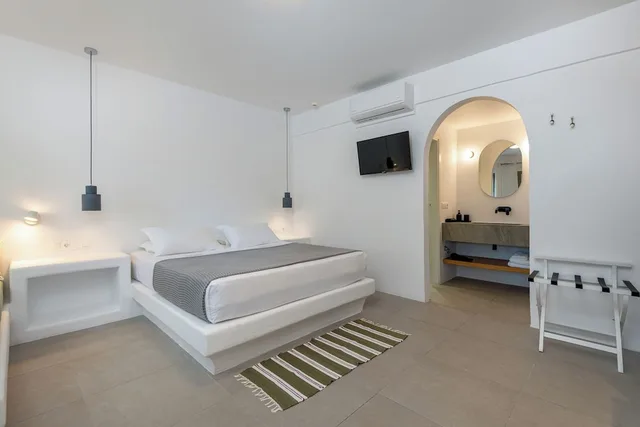 Studio, Queen Bed, Street View, Sofa، Nissia Kamares Hotel Apartments 1/10