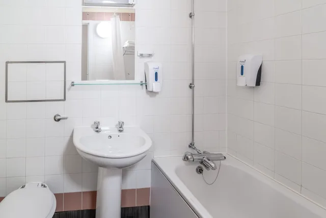 غرفة قياسية رباعية بسرير مزدوج مع أريكة، Britannia Inn Glasgow 10/10