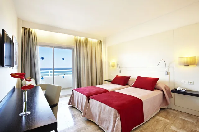 غرفة بسريرين منفصلين بإطلالة على البحر بشرفة، Grupotel Taurus Park 2/7