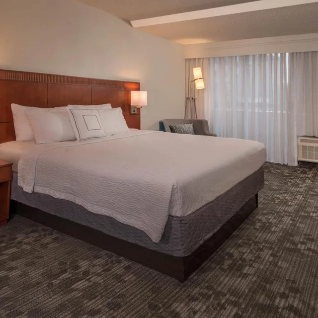 غرفة بسرير كينج بحوض استحمام لذوي الإعاقة، Sonesta Select Arlington Rosslyn 1/4