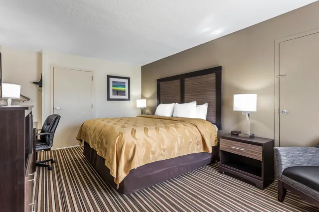 غرفة بسرير كينج لغير المدخنين لذوي الإعاقة، Quality Inn Pinehurst Area 3/10