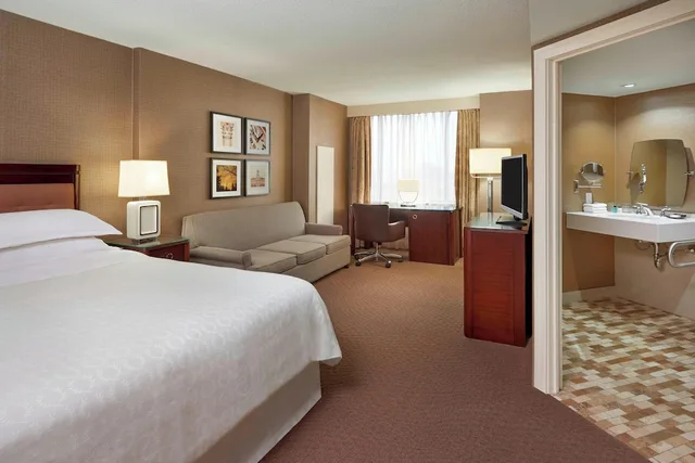 غرفة كلوب بسرير كينج مع أريكة، Sheraton Parkway Toronto North Hotel Suites 1/5