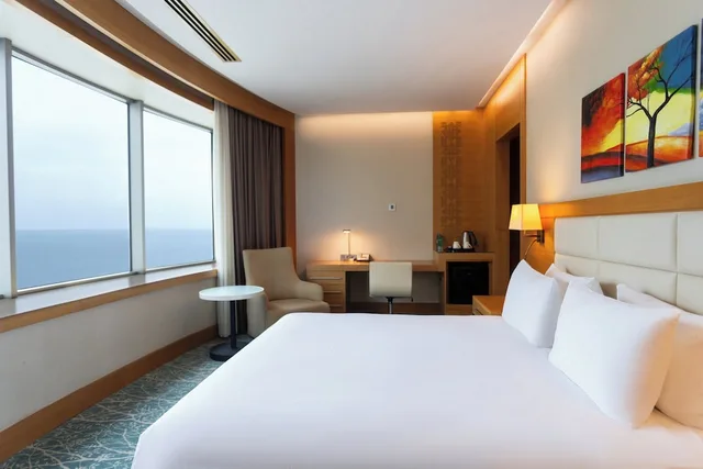 غرفة قياسية بسرير كينج بإطلالة على البحر للمدخنين، Holiday Inn Baku 1/10