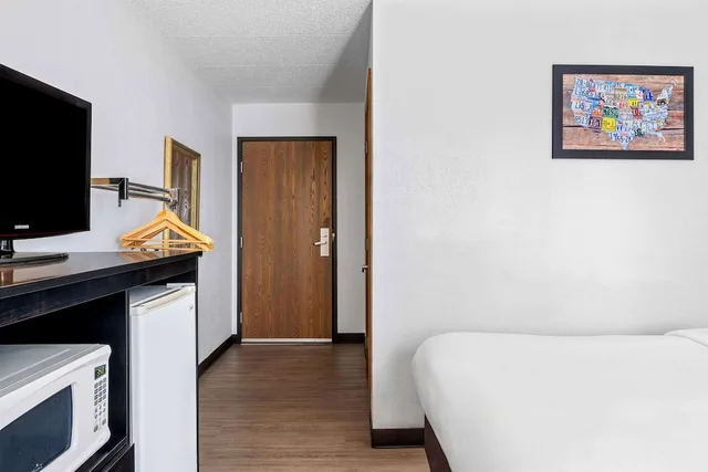 غرفة بسرير كوين لذوي الإعاقة، Econo Lodge Billings, MT 3/5