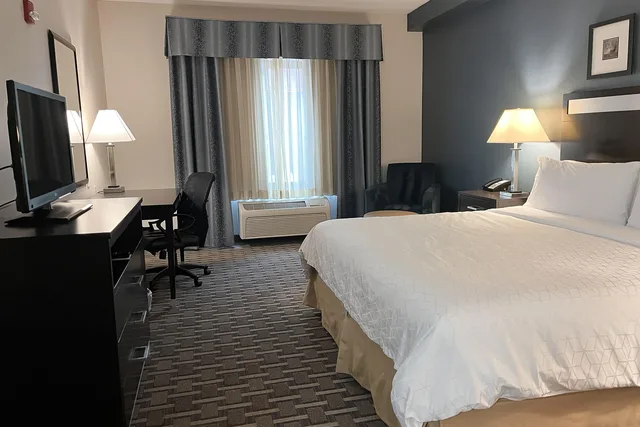 Suite, King Bed, Holiday Inn Express Hotel And Suites Morton Peoria Area 2/3