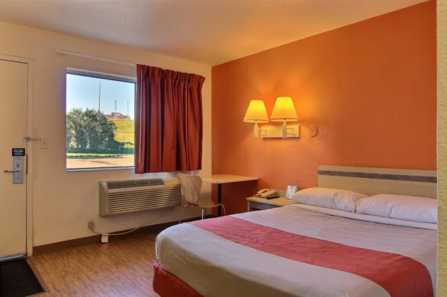 غرفة قياسية بسرير كوين، Motel6 Bismarck, ND 3/7
