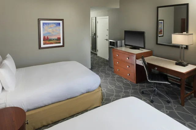 غرفة بريميوم بسريرين كوين لذوي الإعاقة، DoubleTree by Hilton Hotel Asheville Biltmore 2/3