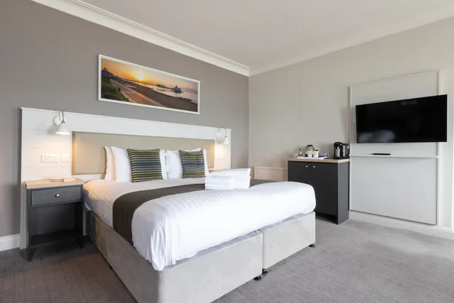 غرفة قياسية بسرير مزدوج بإطلالة على البحر، Burlington Hotel 2/4