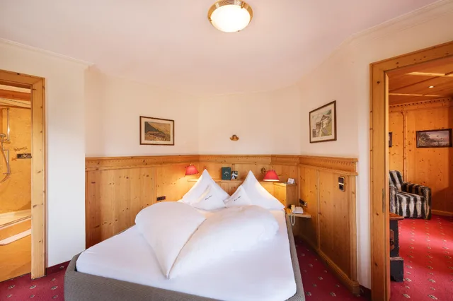 جناح جونيور بسرير كينج وسرير فردي بإطلالة على الجبل بشرفة بغرفة نوم واحدة، Relais & Chateaux Spa - Hotel Jagdhof 1/2