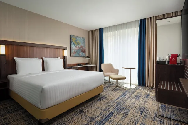 غرفة سوبيريور بسرير كينج بشرفة، Courtyard by Marriott Tashkent 1/6