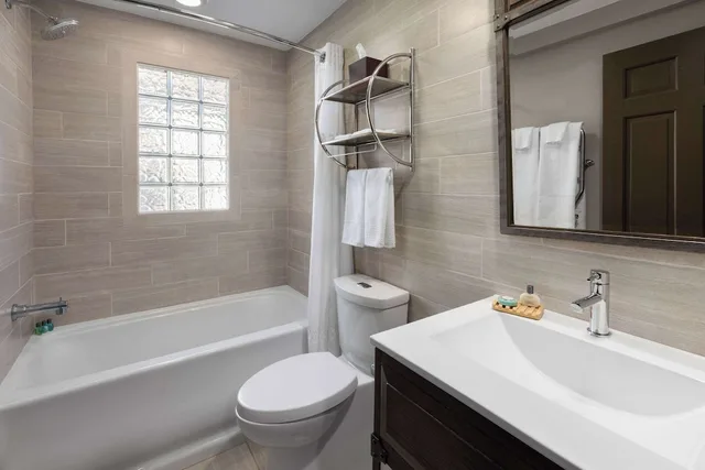 Loft, Studio, King Bed, Sofa, Pet Friendly، Corduroy Inn and Lodge, Trademark Collection by Wyndham 4/6