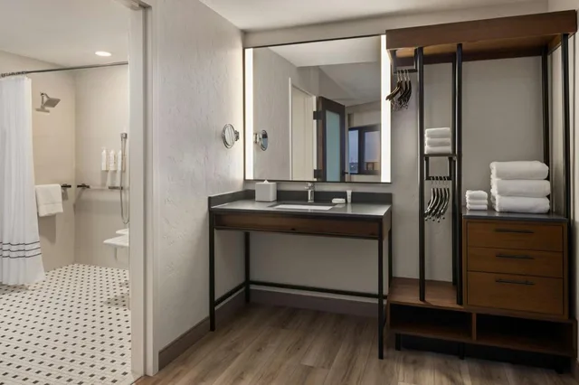 1 Bedroom, Suite, King Bed, Water View, Sofa، Oshkosh Waterfront Hotel & Conference Center 2/3
