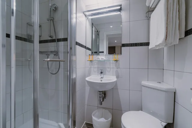 غرفة أساسية بسريرين منفصلين، London House Hotel 8/8