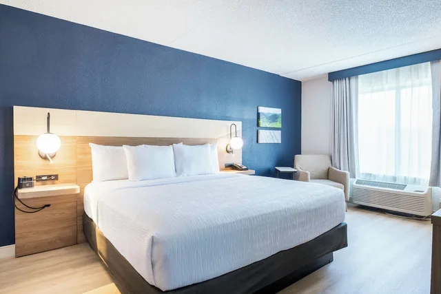 غرفة بسرير كينج، La Quinta Inn & Suites by Wyndham Danbury 2/10