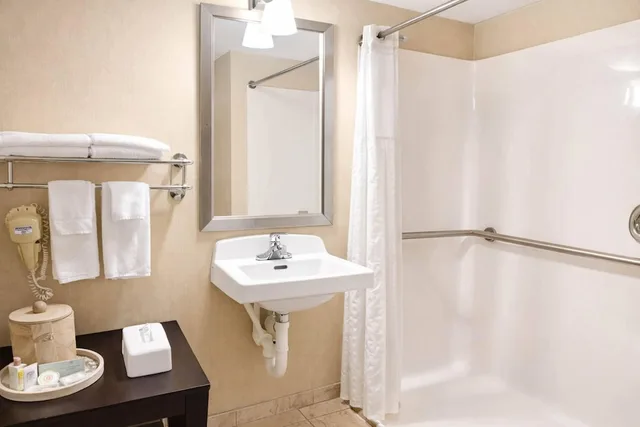 غرفة بسرير كينج لذوي الإعاقة، Comfort Inn and Suites Meriden 5/5