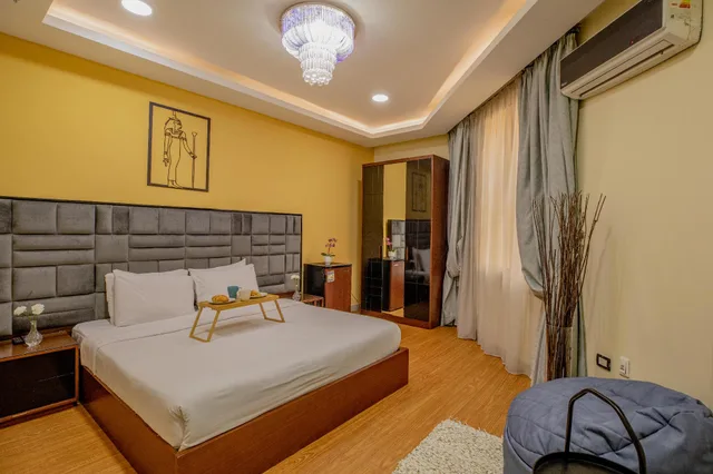 غرفة ديلوكس بسرير كينج، Capital Hotel 1/2