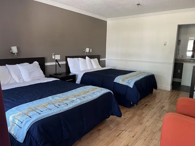 غرفة قياسية كبيرة بسريرين كوين بإطلالة على البحر مع أريكة، Harbourview Inn, SureStay Collection by Best Western 1/4