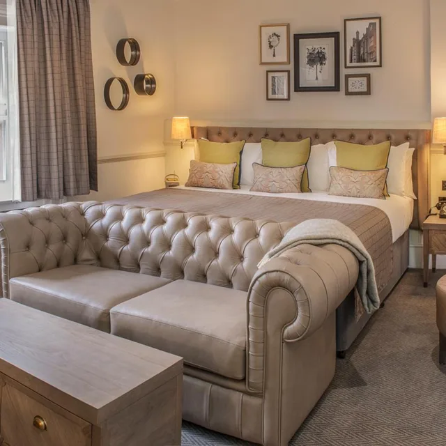 جناح جونيور، De Vere Latimer Estate 1/3