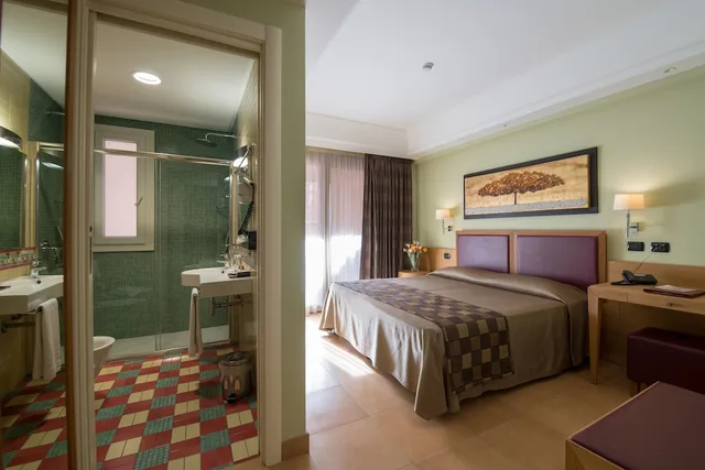 غرفة متصلة اقتصادية بسرير كوين وسريرين منفصلين، Artemis Hotel 1/3