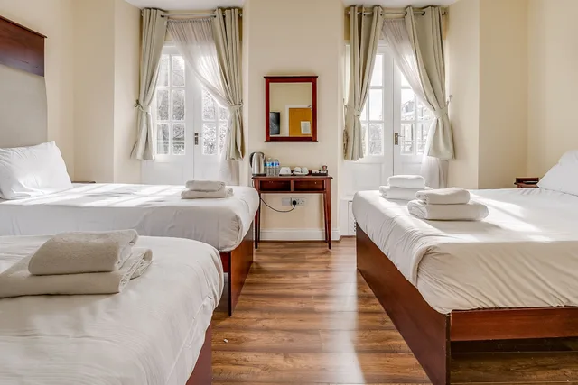 غرفة رباعية بأربعة أسرّة، Astoria Hotel 2/9