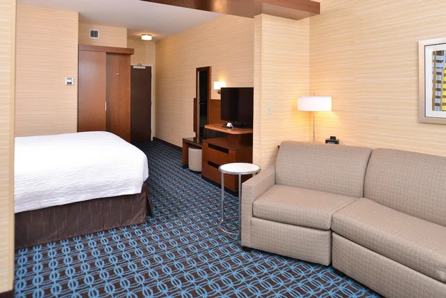 جناح تنفيذي بسرير كينج مع أريكة، Fairfield Inn Suites Farmington 2/3