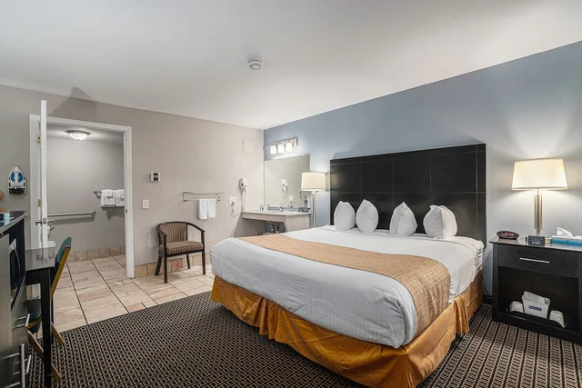غرفة بسرير كينج لذوي الإعاقة، Travelodge by Wyndham Traverse City MI 2/10