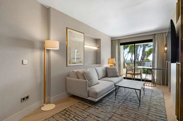 جناح بشرفة بإطلالة جزئية على البحر، Hilton Mallorca Galatzo 1/5