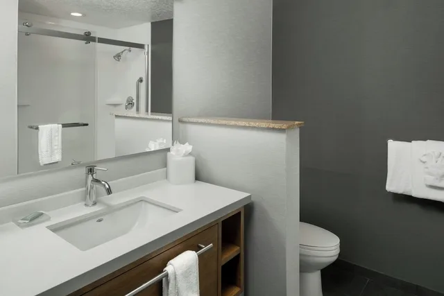 Room, King Bed, Water View, Sofa، Courtyard by Marriott Richland - Columbia Point 2/3