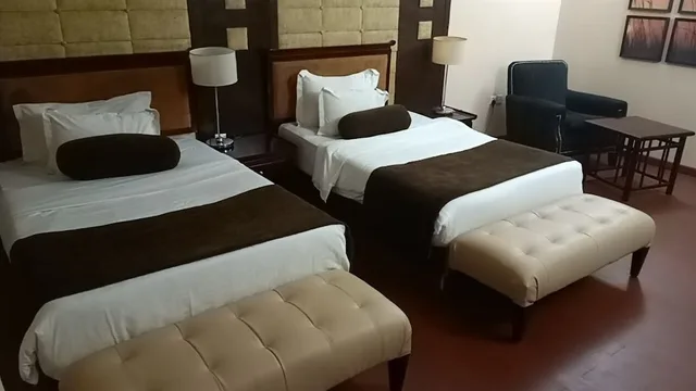 غرفة ديلوكس بسريرين منفصلين بإطلالة على المدينة، Golden Tulip Owu Crown Ibadan 3/3