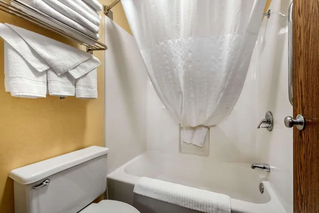 غرفة بسرير مزدوج، Quality Inn Pueblo North 2/3
